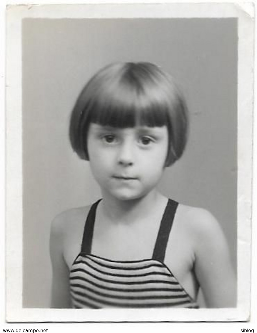 PHOTO D'IDENTITE -  Fillette En Robe à Bretelle  -  Ft 6 X 4,5 Cm (photo Mouls Arcachon) - Anonieme Personen