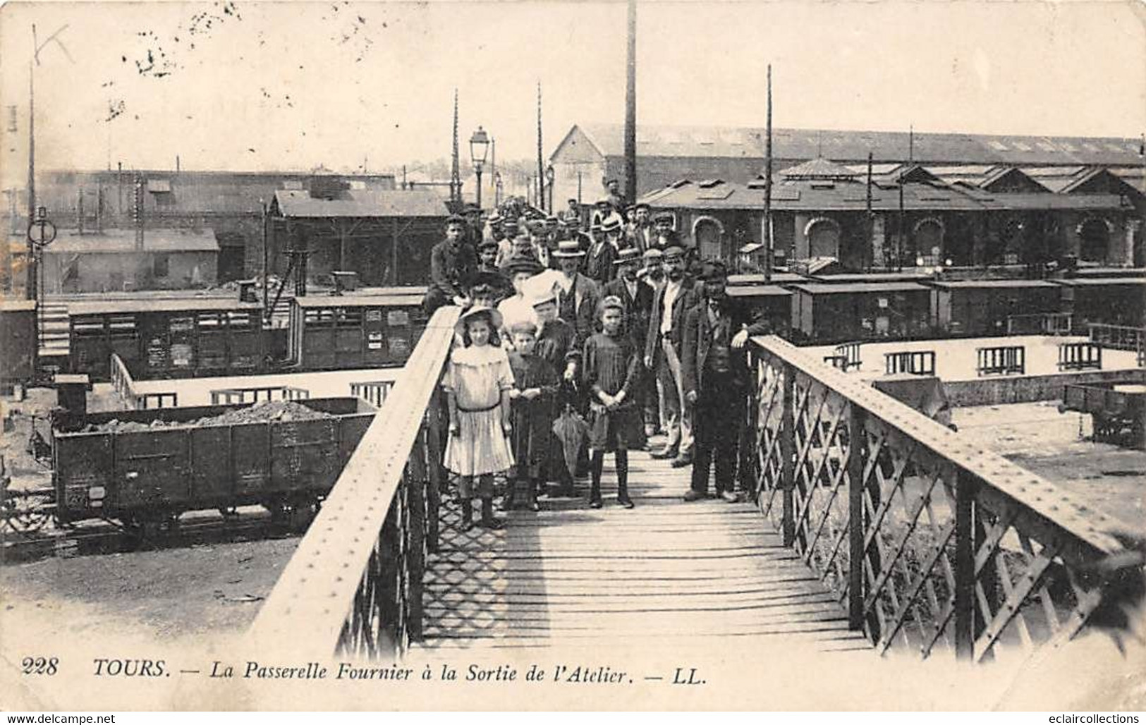 Tours     37  Gare Ou Chemin De Fer . Train.    Passerelle Fournier à La Sortie Des Ateliers     N°  LL 228  (voir Scan) - Tours