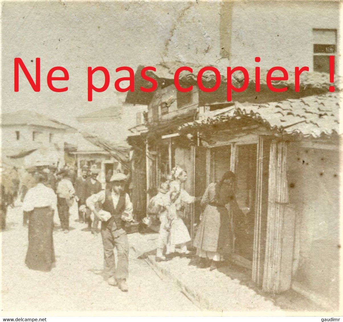 PETITE PHOTO FRANÇAISE - CIVILS DANS UNE RUE DE SALONIQUE - THESSALONIQUE Θεσσαλονίκη - GRECE  GUERRE 1914 1918 - 1914-18