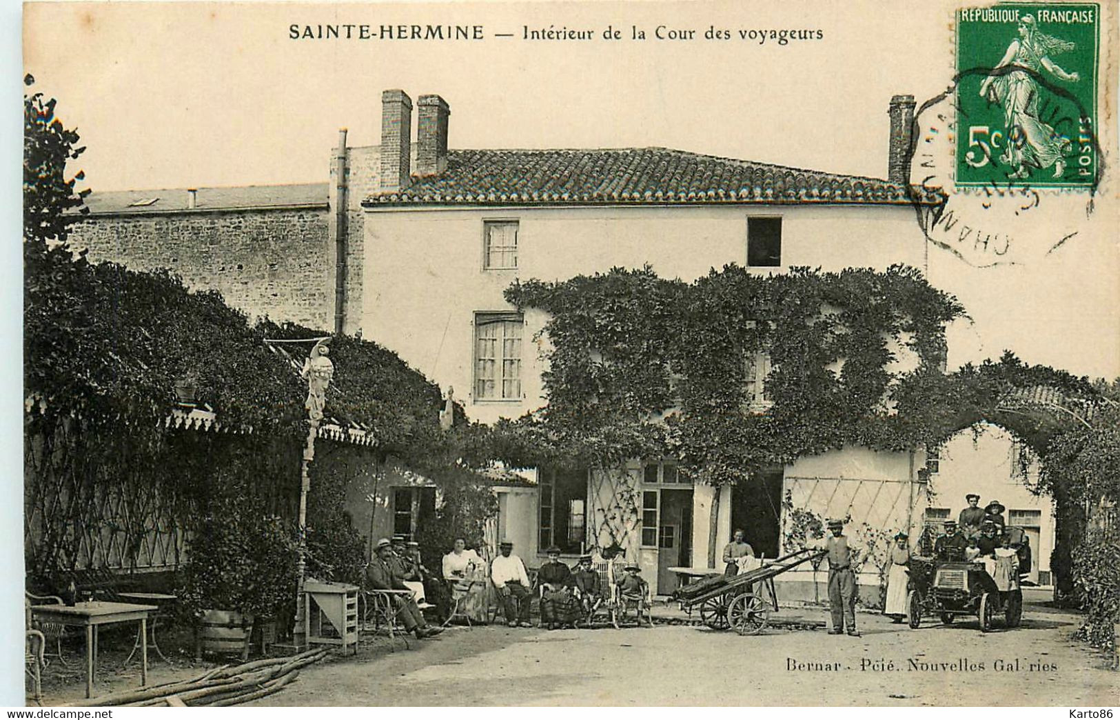 Ste Hermine * Intérieur De La Cour Des Voyageurs * Automobile Voiture Ancienne * Auberge Hôtel ? - Sainte Hermine