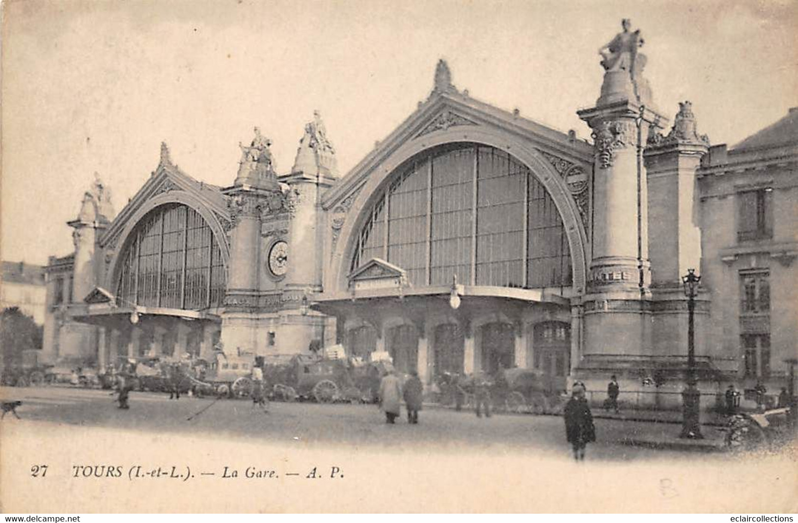 Tours     37        Gare Ou Chemin De Fer . Train. Extérieur De La Gare     AP 27   (voir Scan) - Tours