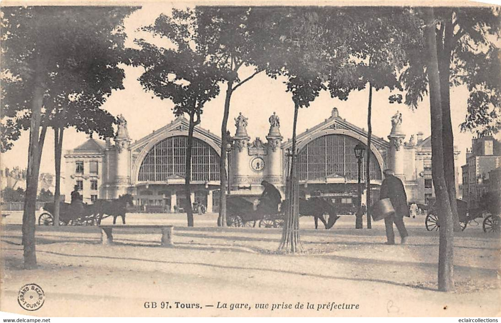 Tours     37        Gare Ou Chemin De Fer . Train. Extérieur De La Gare    GB 97   (voir Scan) - Tours