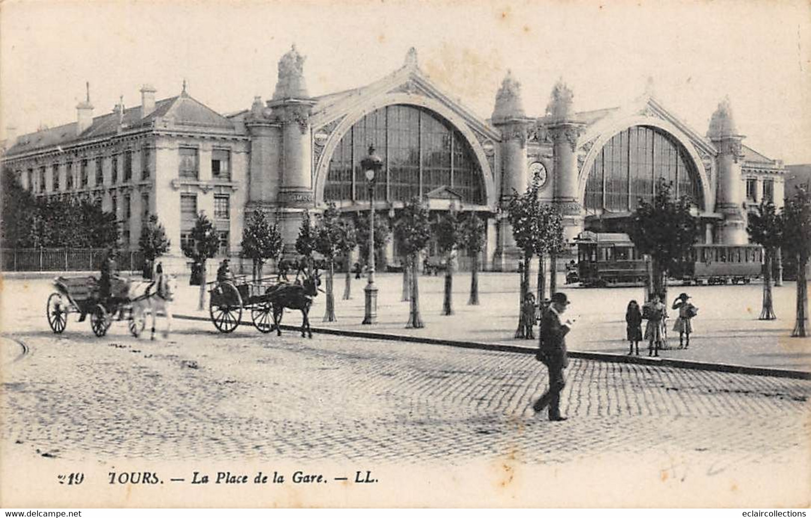 Tours     37        Gare Ou Chemin De Fer . Train. Extérieur De La Gare Et Tramway   N° LL10   (voir Scan) - Tours