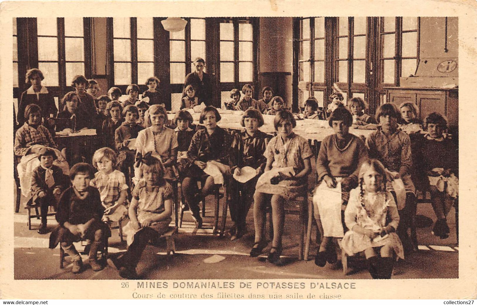 68-MULHOUSE-MINES DOMANIALES DE POTASSES D'ALSACE- COURS DE COUTURE DES FILLETTES DANS UNE SALLE DE CLASSE - Mulhouse