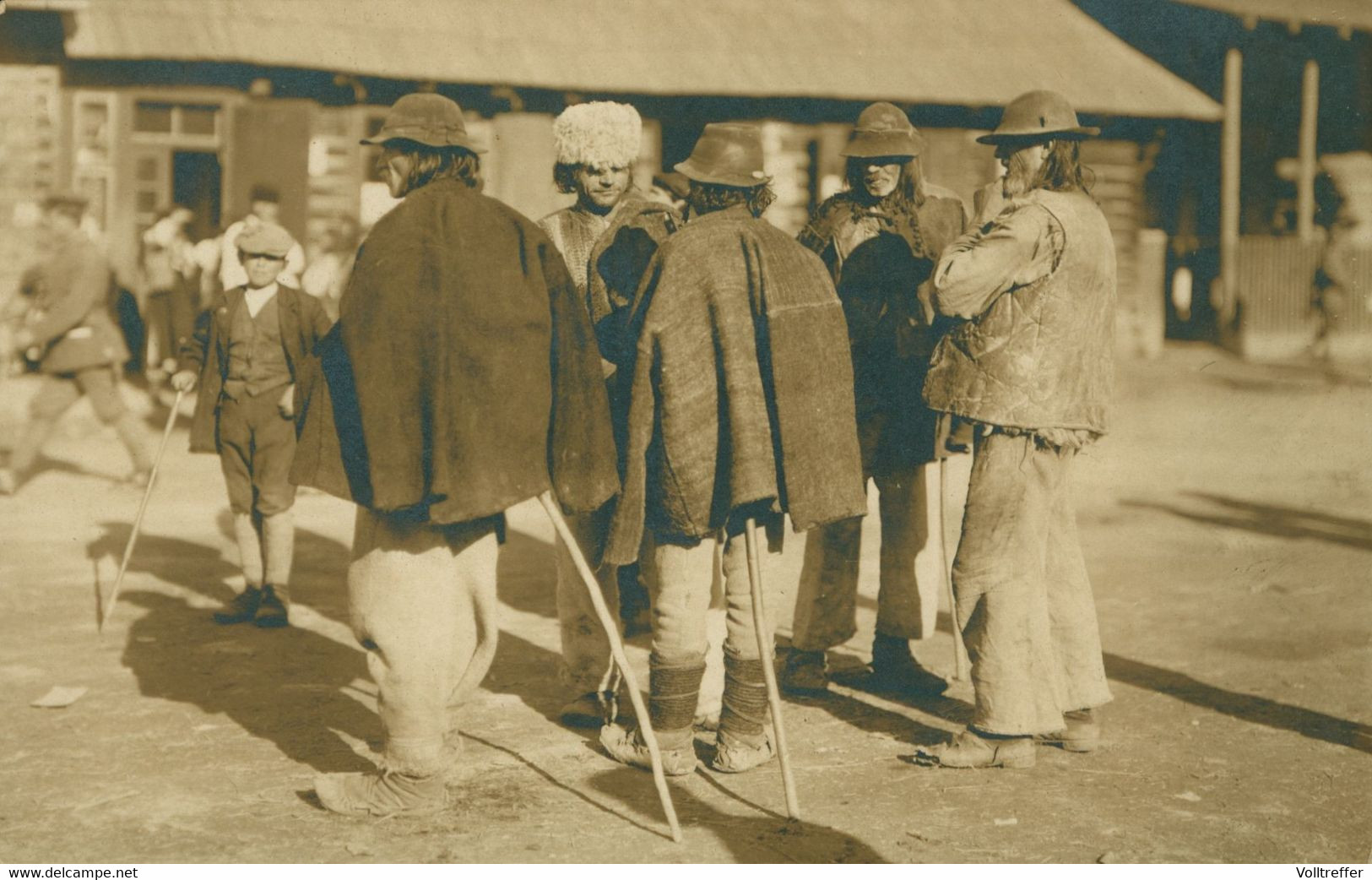 Orig. Foto Wie AK Um 1.WK Balkan Männer, Zigeuner ? Ruthenen Rumänien ? In Tracht - War 1914-18