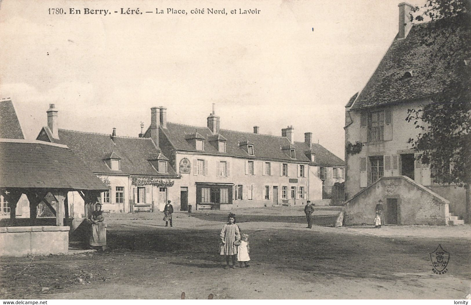 18 Léré La Place Coté Nord Et Lavoir - Lere