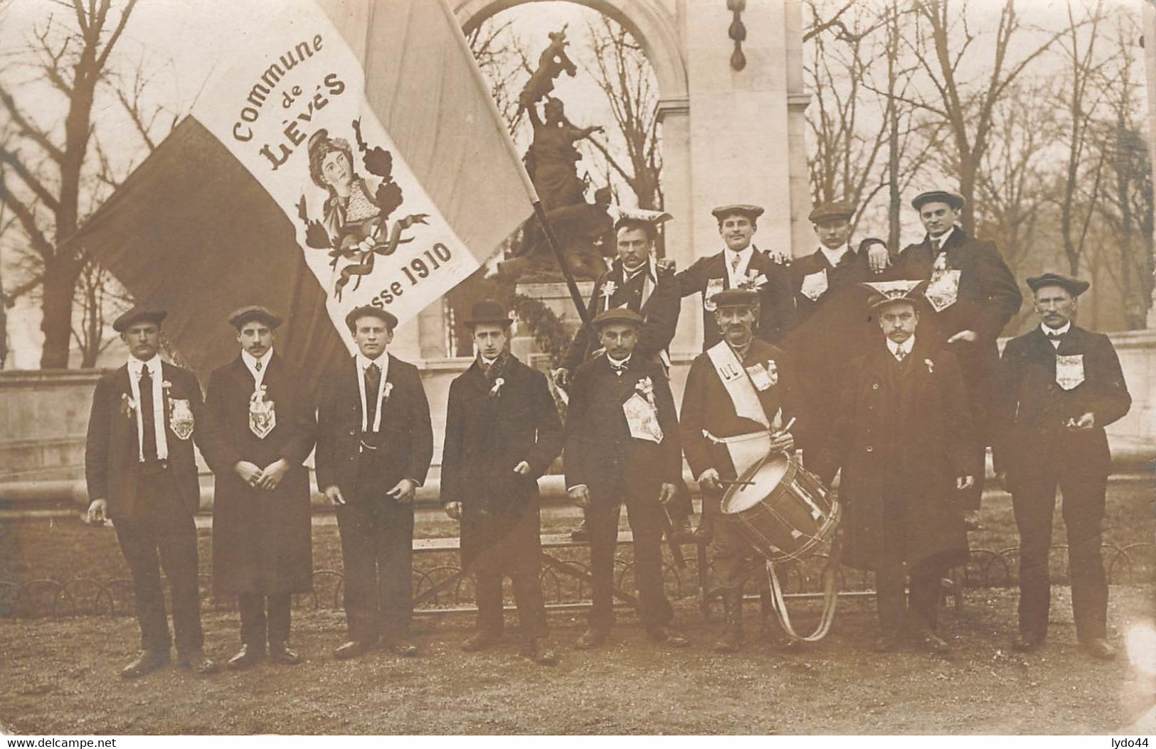 LEVES 28 , Carte Photo , Classe 1910 , Tambour , Drapeau - Lèves