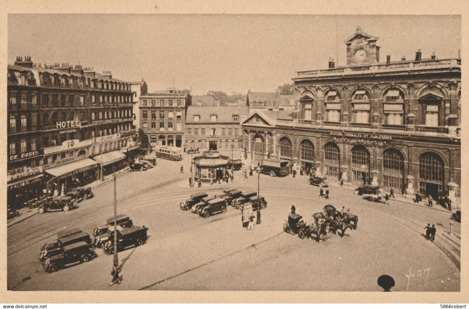 CARTE POSTALE ORIGINALE ANCIENNE YVON 1973 : LILLE LA PLACE DE LA GARE ANIMEE NORD (59) - Gares - Sans Trains