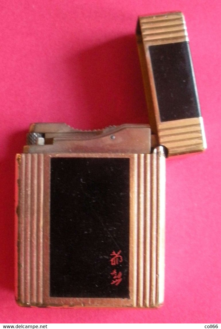 Original Briquet Dupont avec laque noire et idéogramme ancien dans son jus Bon état Doré à faire réviser