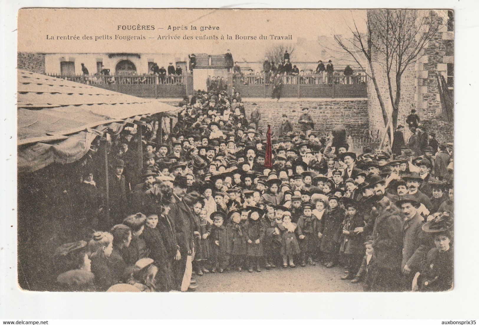 FOUGERES - APRES LA GREVE - LA RENTREE DES PETITS FOUGERAIS - ARRIVEE DES ENFANTS A LA BOURSE DU TRAVAIL - 35 - Fougeres