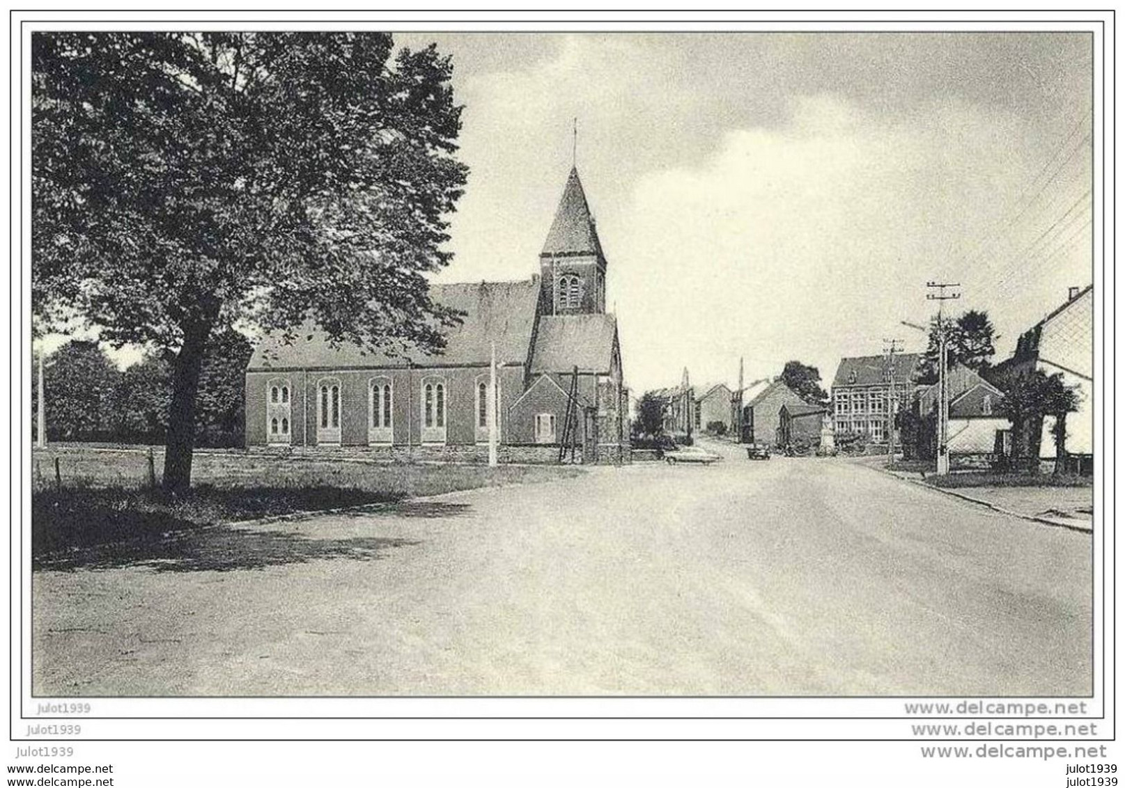 LIBRAMONT ..--  Place Communale Et  Ancienne Eglise . - Libramont-Chevigny