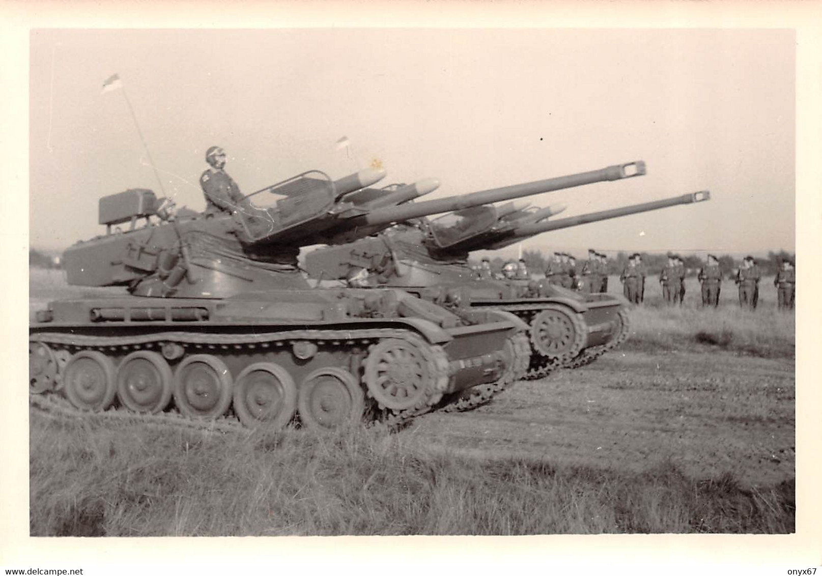 PHOTO 13 X 9 Cms CHAR-TANK Avec Missile-BLINDE-VEHICULE MILITAIRE-SOLDAT-GUERRE- - Véhicules