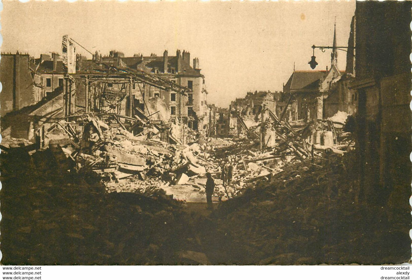 44 NANTES. Après Les Bombardements, Rue Du Calvaire Vers La Place Du Bon-Pasteur - Nantes