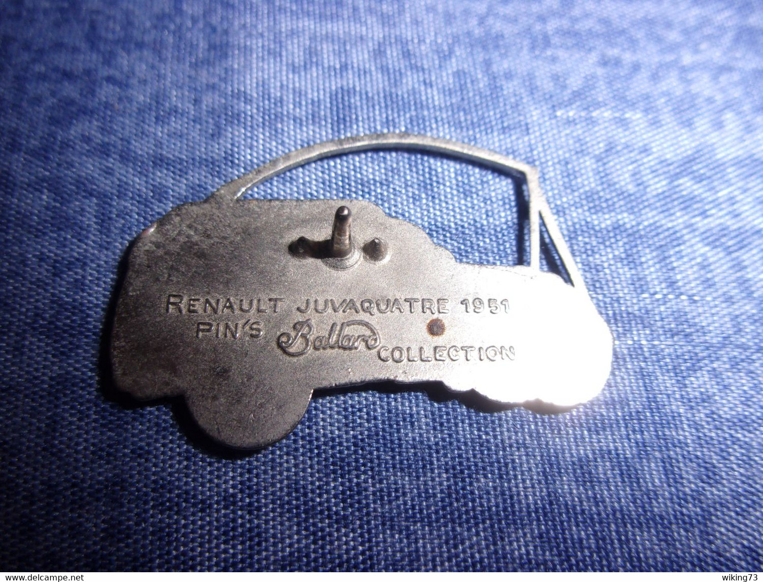 Pin's Renault Juvaquatre De La Gendarmerie Nationale - 1951 - Ballard - Voiture - Automobile - Militaria