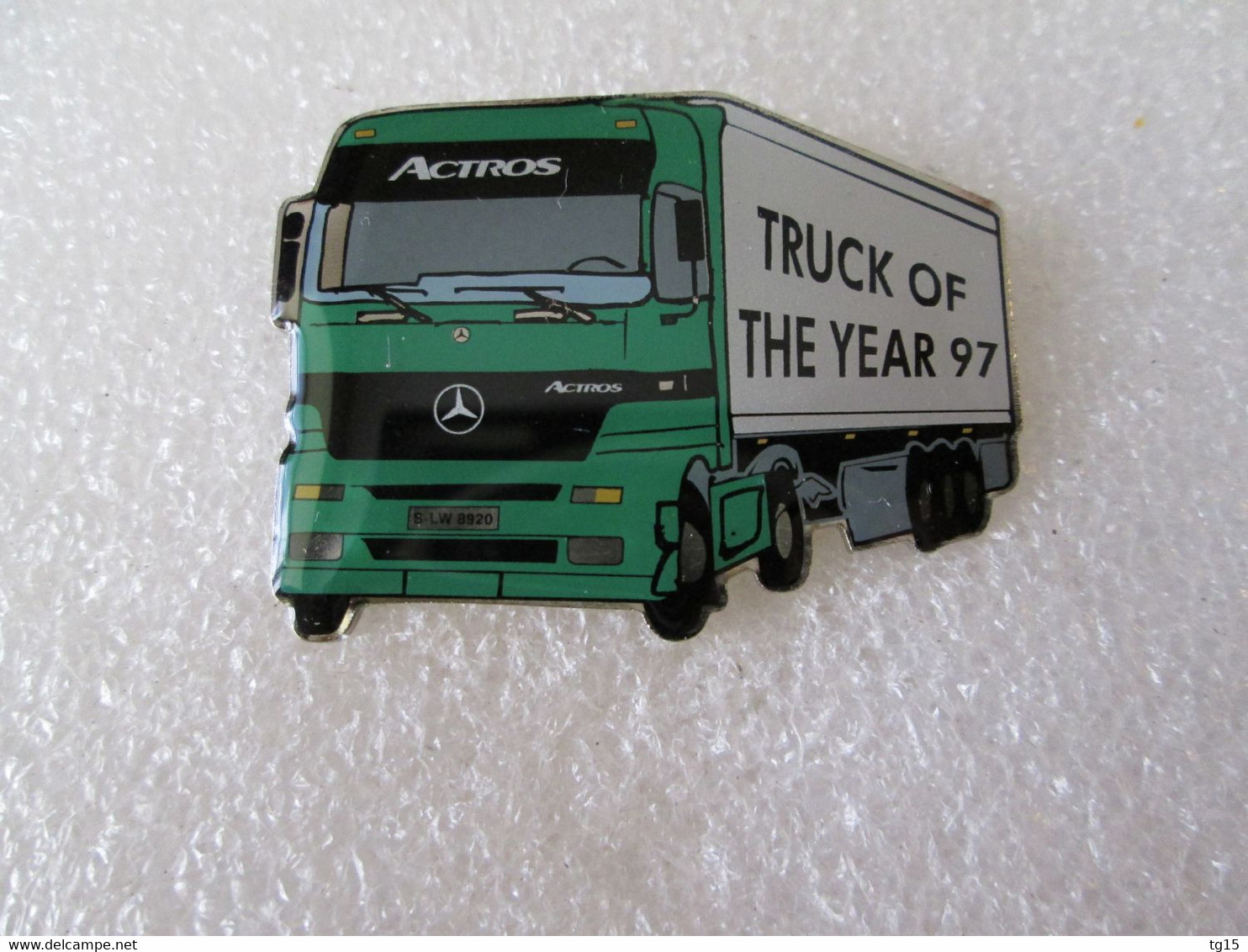 PIN'S    CAMION    MERCEDES BENZ   ACTROS   TRUCK   OF THE YEAR 1997 - Transportation
