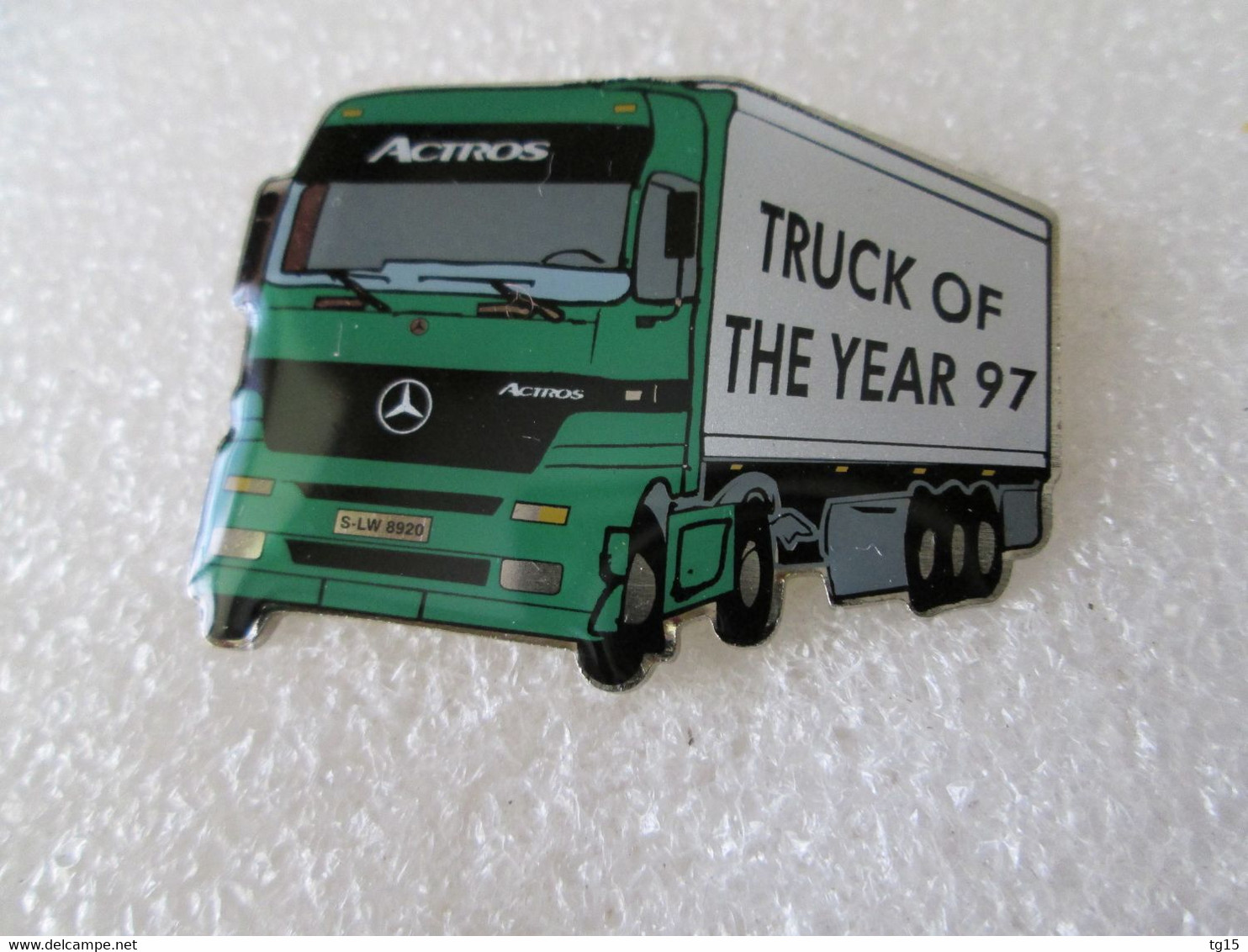 PIN'S    CAMION    MERCEDES BENZ   ACTROS   TRUCK   OF THE YEAR 1997 - Transportation