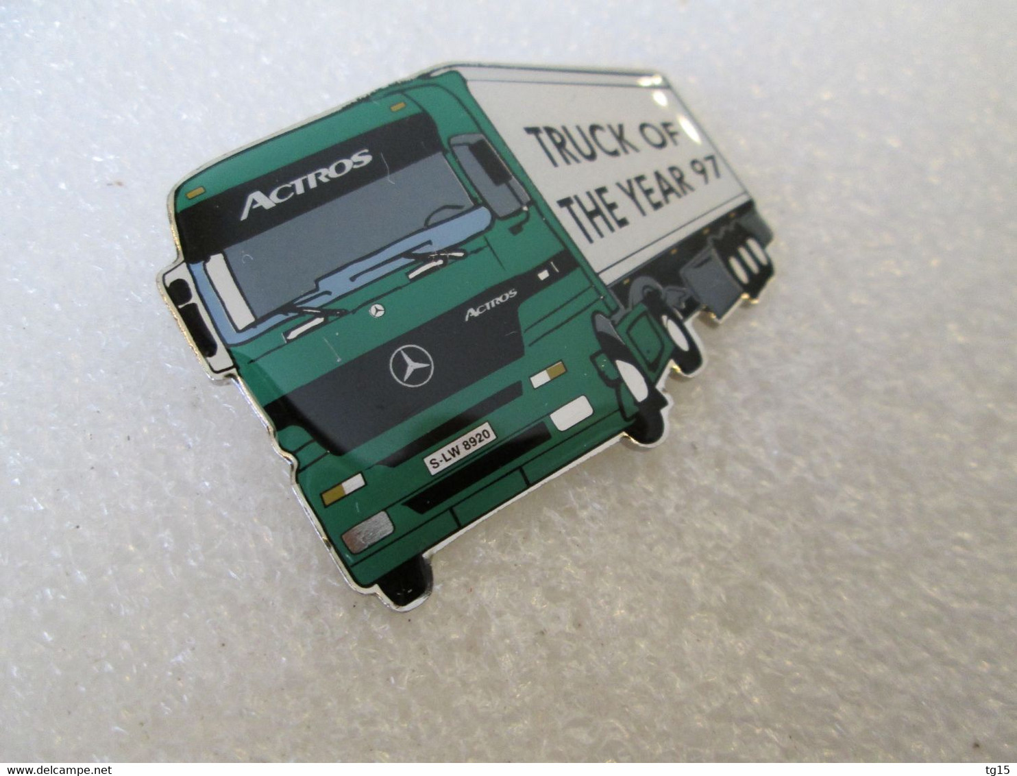 PIN'S    CAMION    MERCEDES BENZ   ACTROS   TRUCK   OF THE YEAR 1997 - Transportation