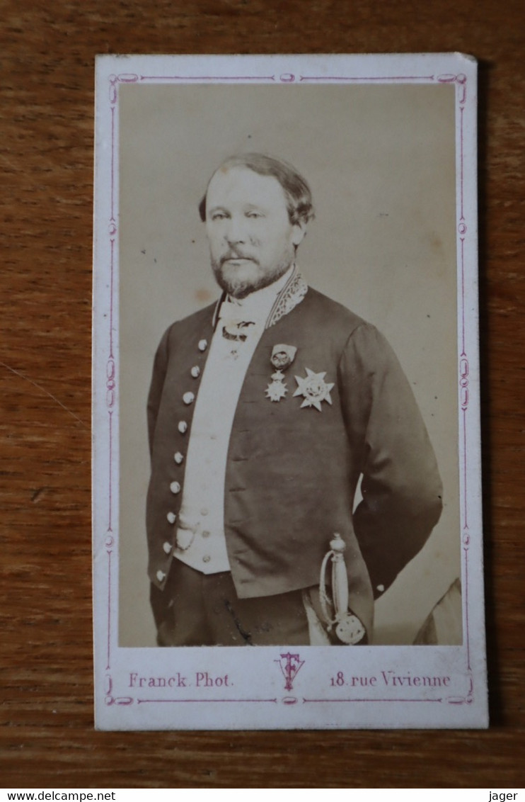 Cdv  Photographie Grand Diplôme Médaille Grande Plaque Commandeur Habit Brodé Par Franck - Krieg, Militär