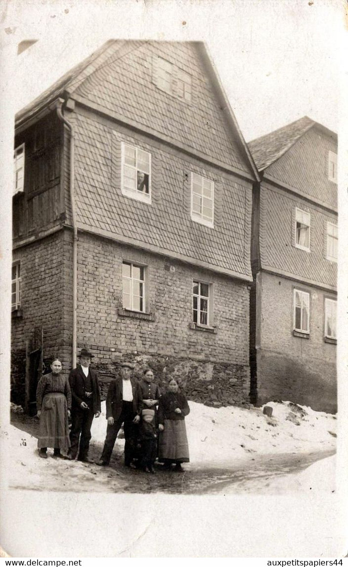Carte Photo Originale Famille Aux Fenêtres Et Devant Leur Maison De Briques & Ardoises Cachet - Triptis Marxgrun 1914 - Personas Anónimos