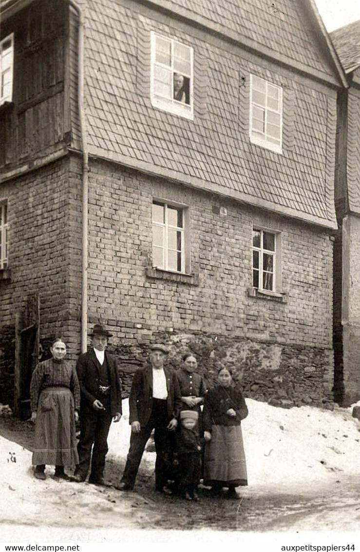 Carte Photo Originale Famille Aux Fenêtres Et Devant Leur Maison De Briques & Ardoises Cachet - Triptis Marxgrun 1914 - Personas Anónimos