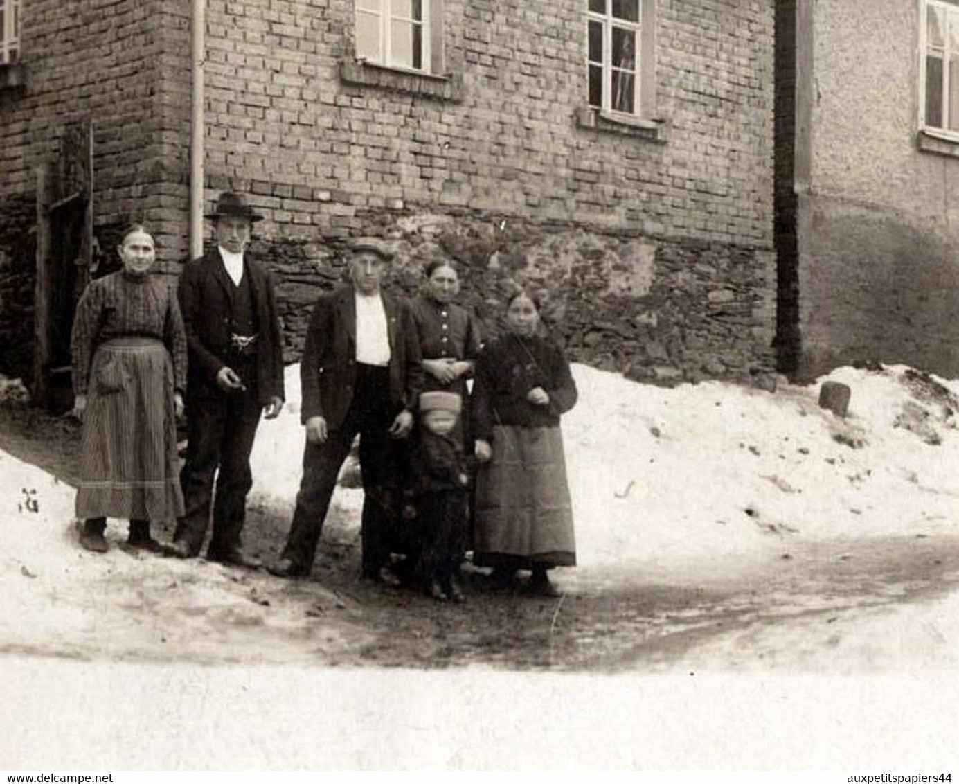 Carte Photo Originale Famille Aux Fenêtres Et Devant Leur Maison De Briques & Ardoises Cachet - Triptis Marxgrun 1914 - Personas Anónimos