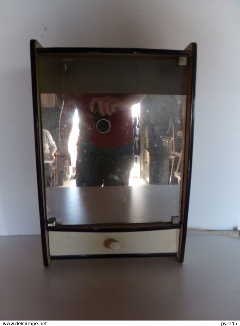 Armoire De Toilette 1950 / 1960, 1 Tiroir, 1 Miroir, 1 étagère, 1 Néon, Dimensions 49 X 42.5 X 15 Cm - Autres & Non Classés