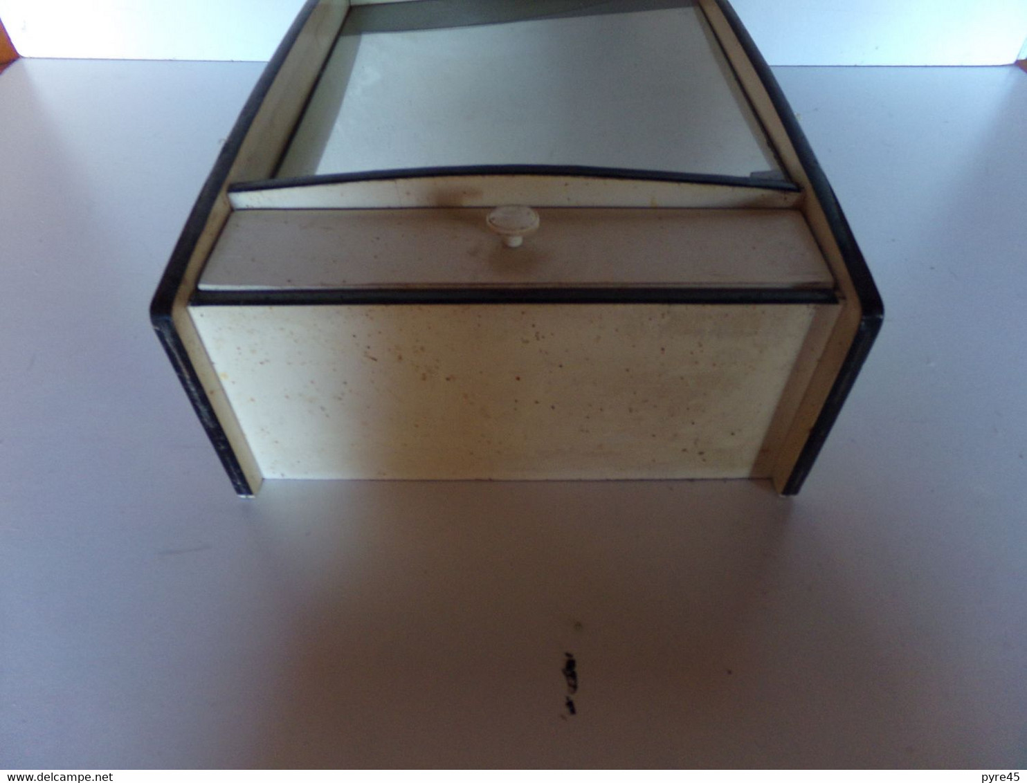 Armoire de toilette 1950 / 1960, 1 tiroir, 1 miroir, 1 étagère, 1 néon, dimensions 49 x 42.5 x 15 cm