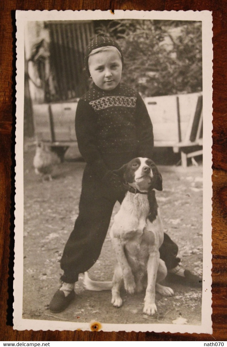 Carte Photo 1930's ROTHAU Enfant Avec Son Chien Dans La Cour D'une Ferme CPA Ak  Animée 67 - Sonstige & Ohne Zuordnung