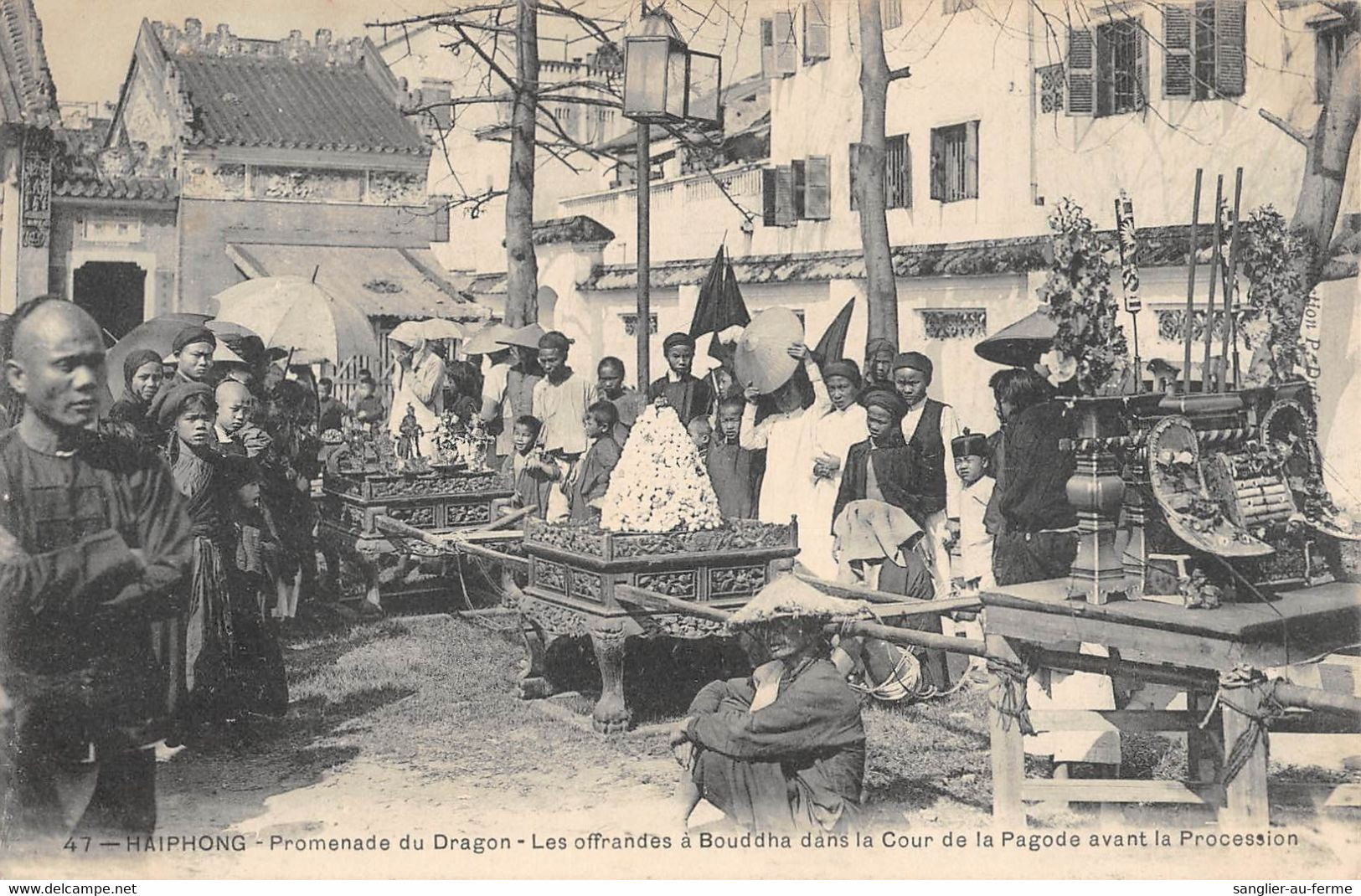 CPA ASIE HAIPHONG PROMENADE DU DRAGON LES OFFRANDES A BOUDDHA DANS LA COUR DE LA PAGODE AVANT LA PROCESSION - Viêt-Nam