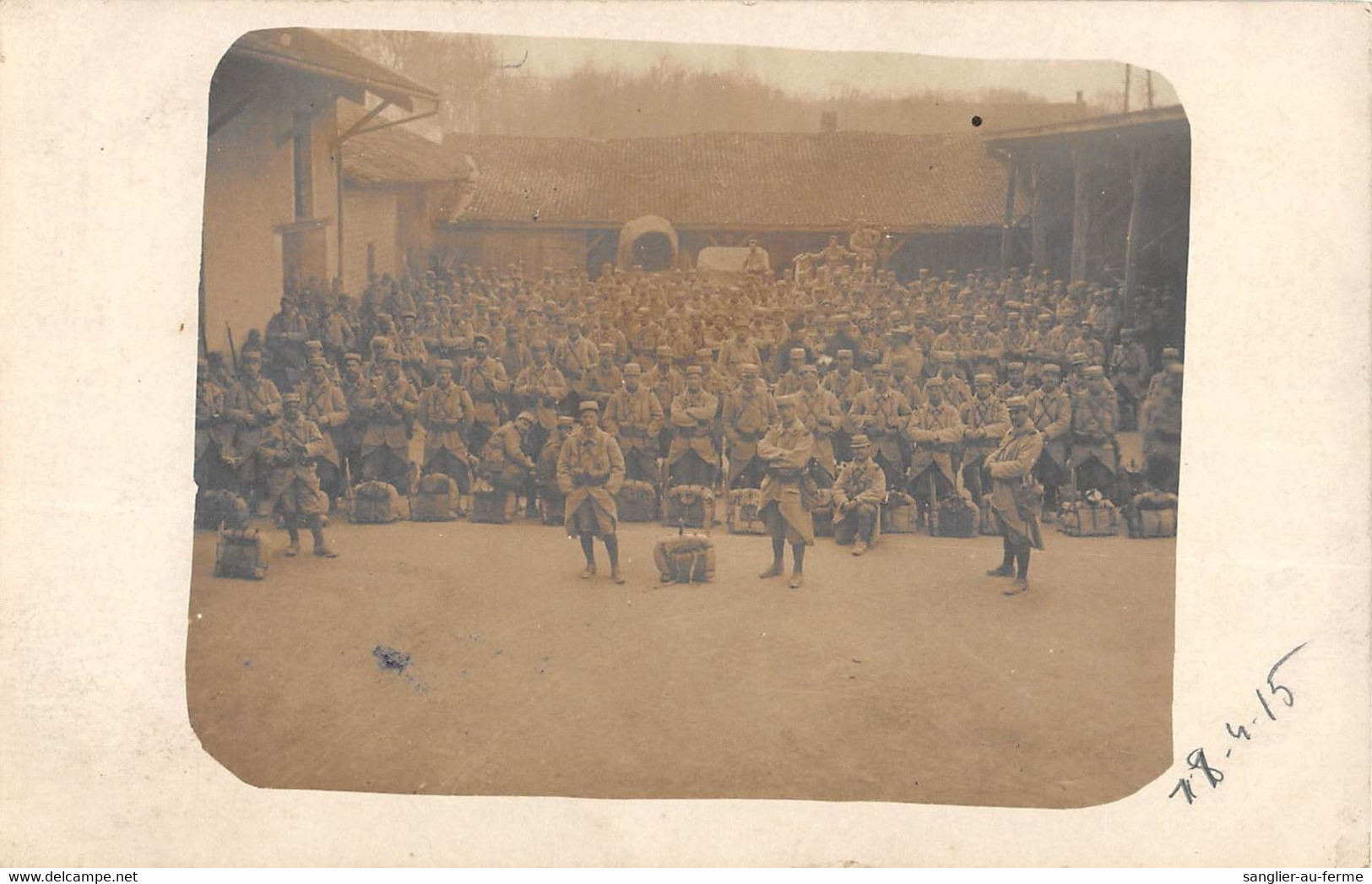 CPA THEME GUERRE CARTE PHOTO D'UN BIVOUAC DANS UNE FERME A SITUER - Weltkrieg 1914-18