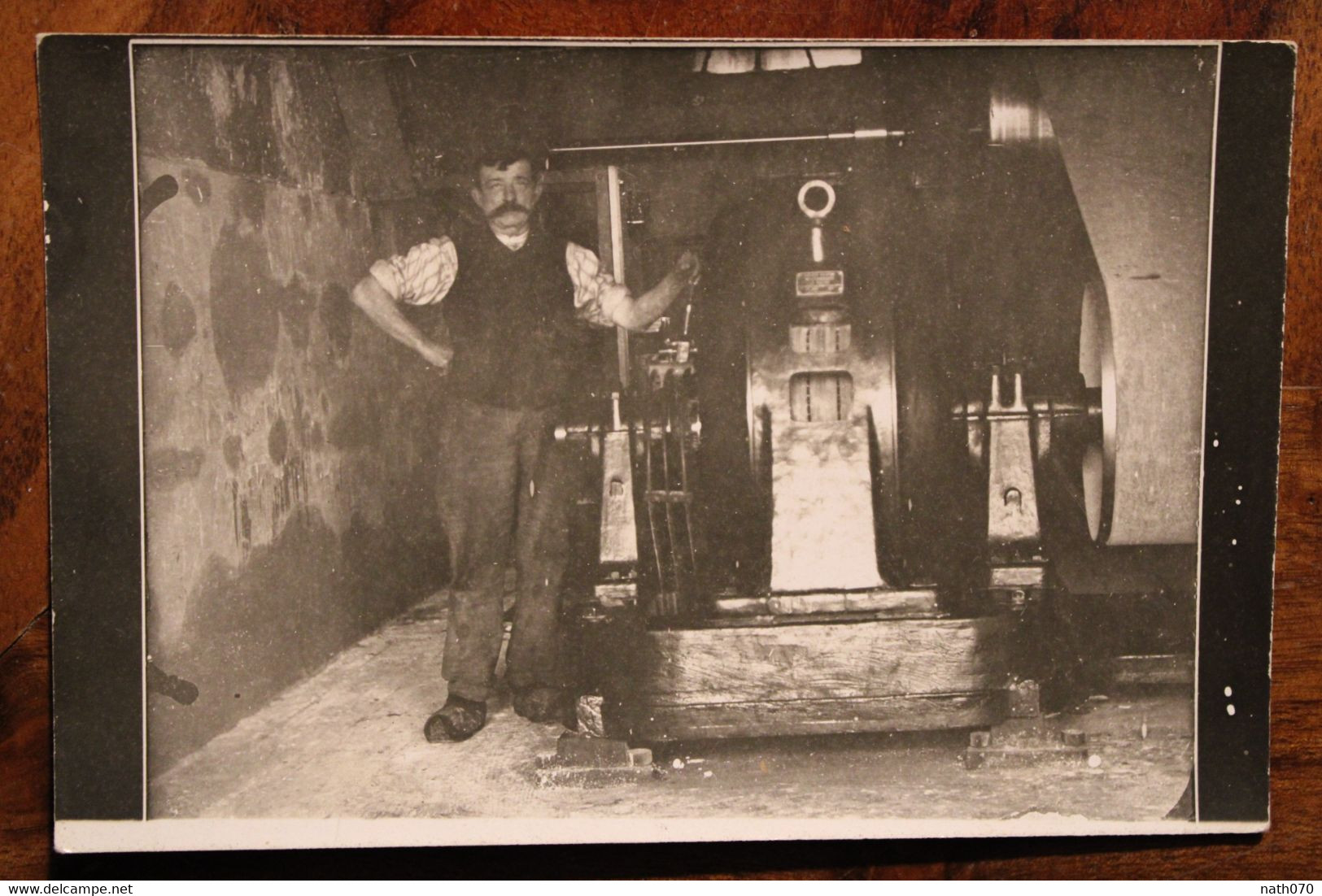 Carte Photo 1900's CPA Ak Animée Homme Près Machine Artisanat Artisan - Craft