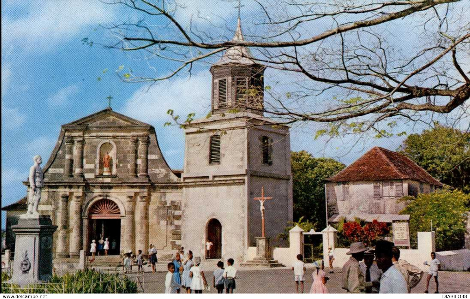 MARIN    ( MARTINIQUE )    L ' EGLISE , LA PLACE ET LA STATUE DU Dr DUQUESNAY - Le Marin