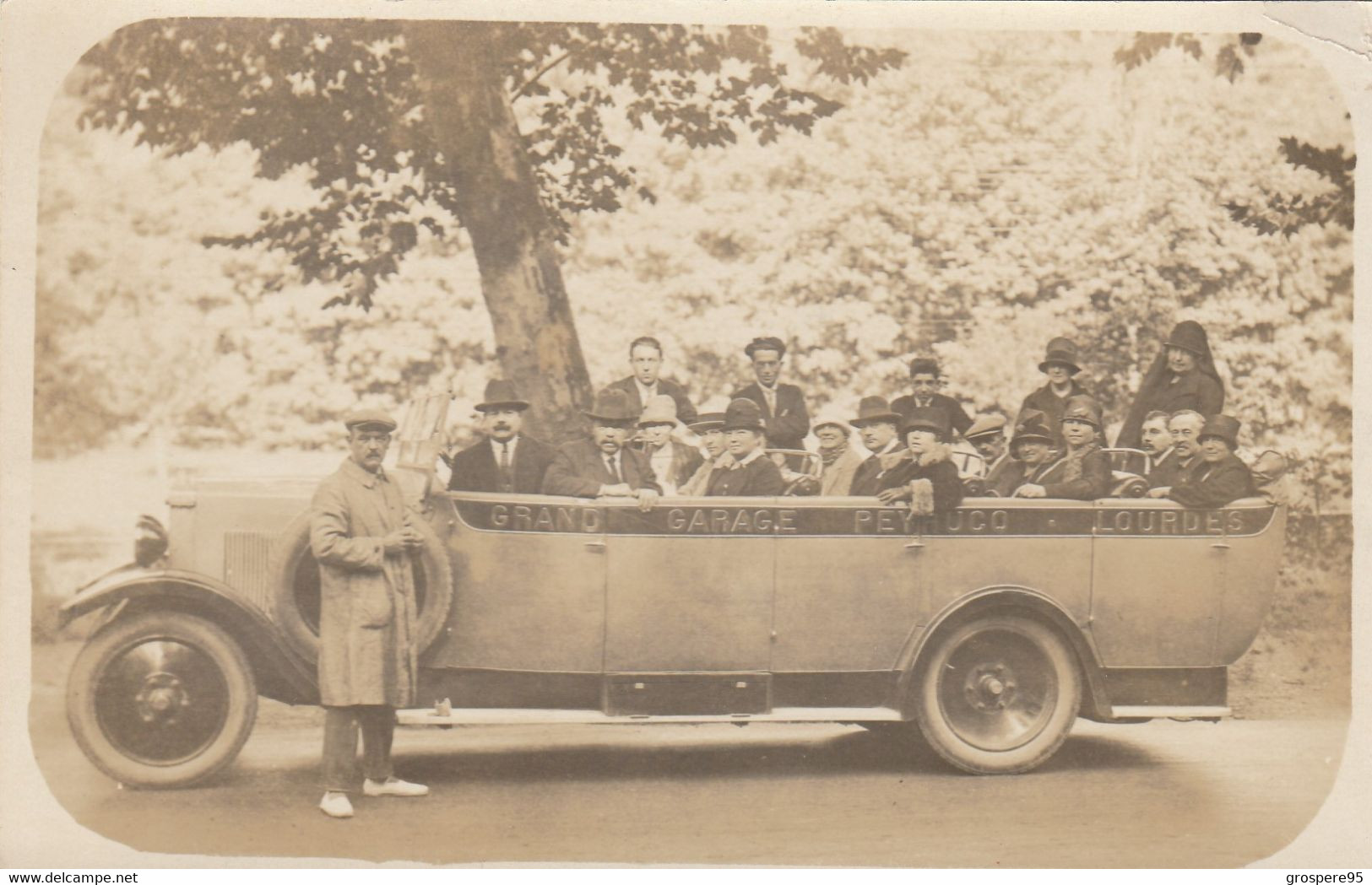 AUTOCAR GRAND GARAGE PEYRUCQ LOURDES CARTE PHOTO Chauffeur Posant Avec Les Passagers - Autobus & Pullman