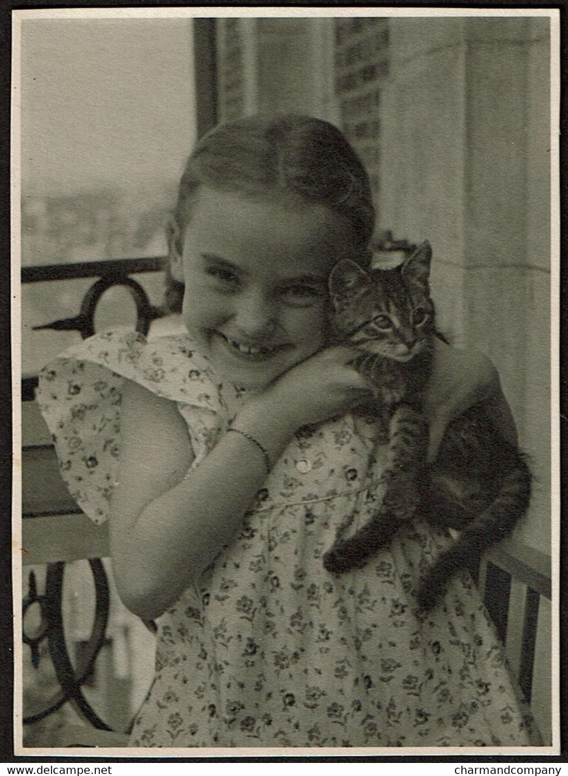 Photo Originale 11 X 8 Cm - Fillette Souriante Au Petit Chat - Vintage Snapshot - Voir Scan - Personnes Anonymes