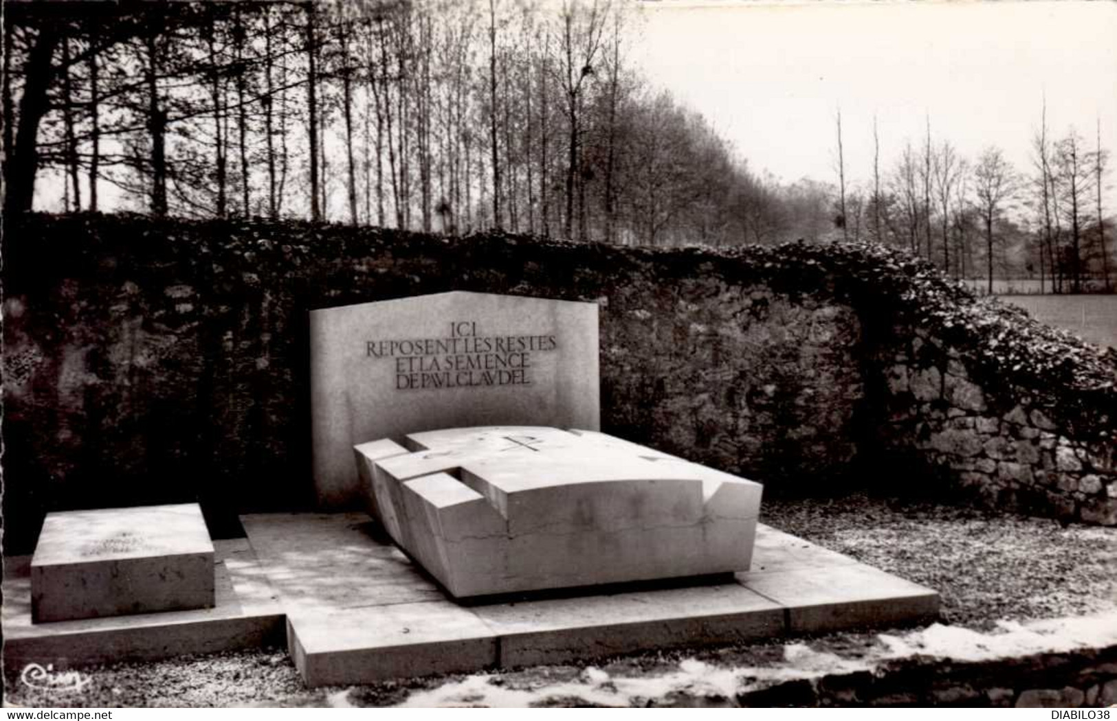 BRANGUES  ( ISERE )       TOMBE DE M. CLAUDEL, AMBASSADEUR DE FRANCE - Brangues