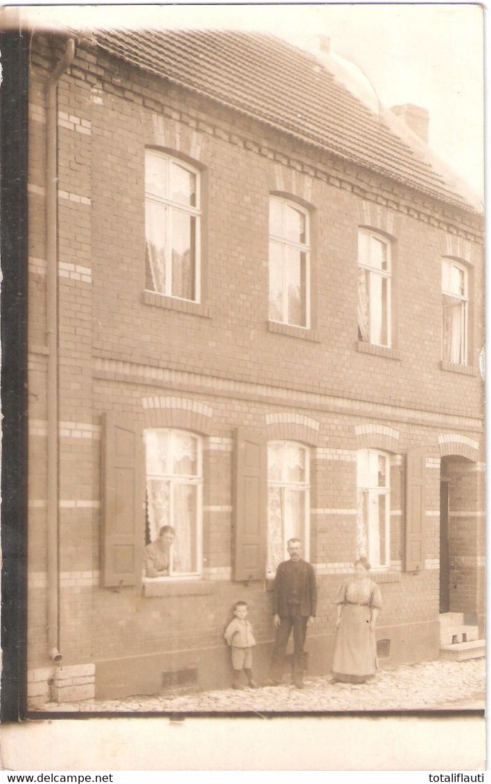 EISLEBEN Wohnhaus In Straßenfront Mit Einwohner Original Private Fotokarte Marke Fast Komplett Entfernt Datiert 3.5.1911 - Eisleben