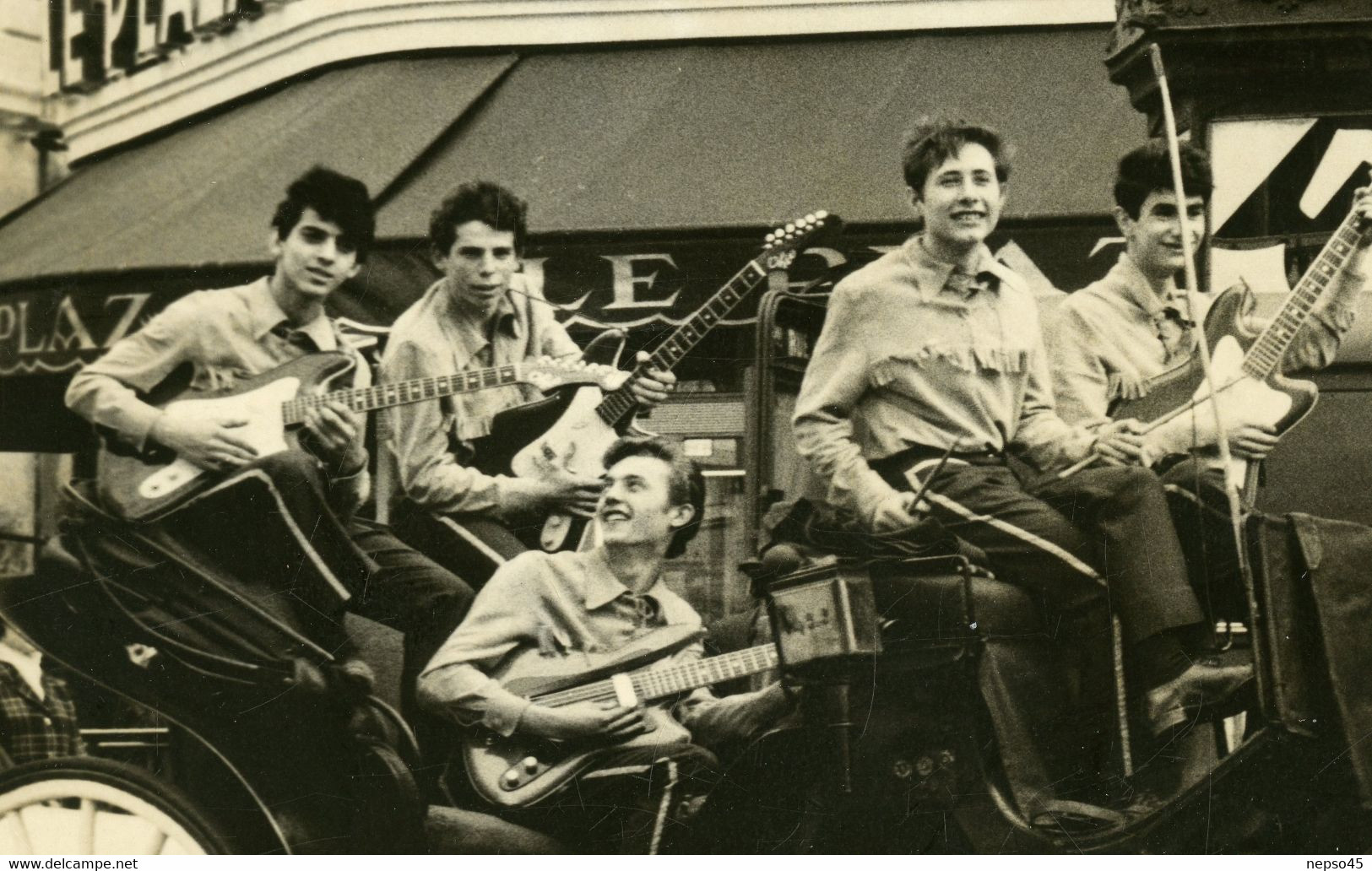 Groupe De Musique Yéyé Rock Et Twist." Les Mercenaires " Devant Le Music Hall  A.B.C.Paris.guitares Jacobacci Ohio. - Photos