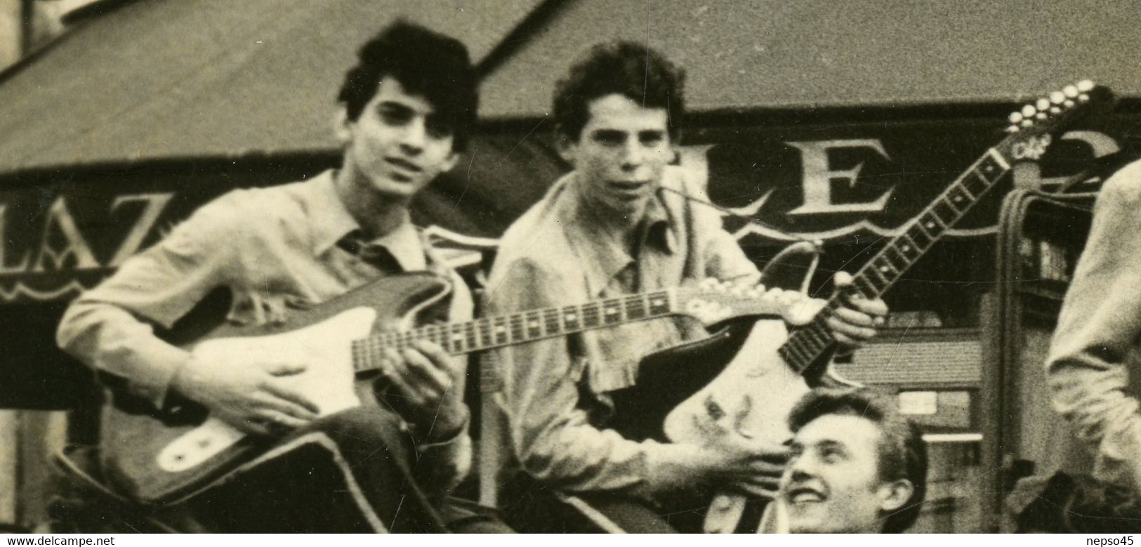 Groupe De Musique Yéyé Rock Et Twist." Les Mercenaires " Devant Le Music Hall  A.B.C.Paris.guitares Jacobacci Ohio. - Photos