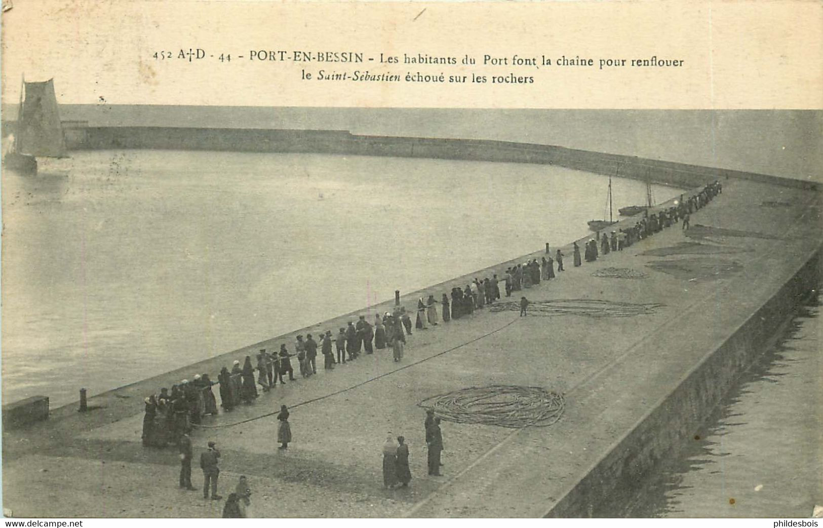 CALVADOS  PORT EN BESSIN Les Habitants Du Port Font La Chaine Pour Renflouer Le Saint Sebastien - Port-en-Bessin-Huppain