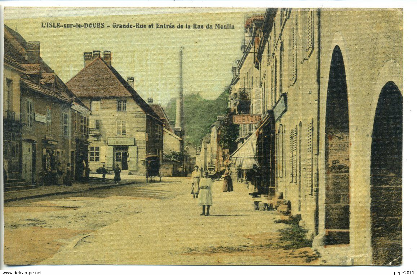 CPA  25 ISLE SUR LE DOUBS Grande Rue Et Entrée De La Rue Moulin Animation Maisons Colorisée Effet Toilé 1908 - Isle Sur Le Doubs