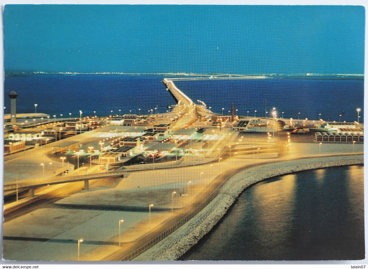 Carte Postale : BAHRAIN : King Fahd Causeway With Bahrain Coastline On The Horizon - Bahrein