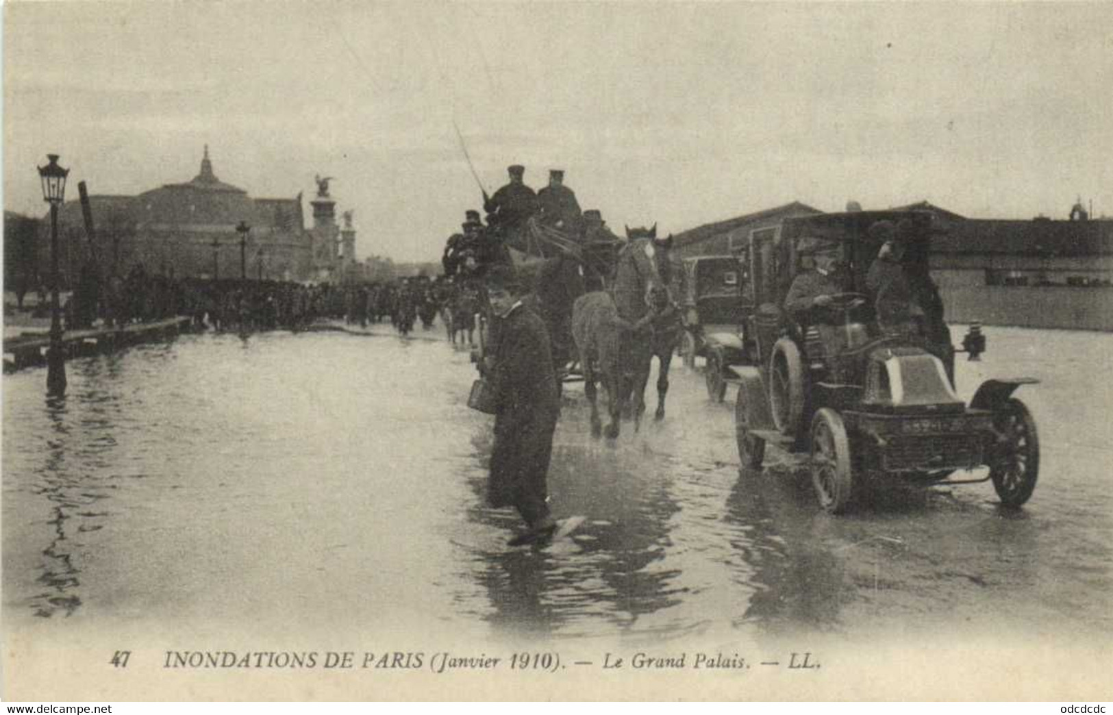 INONDATIONS De PARIS (Janvier 1910) Le Grand Palais Voiture Taxi Attelage RV - Alluvioni Del 1910