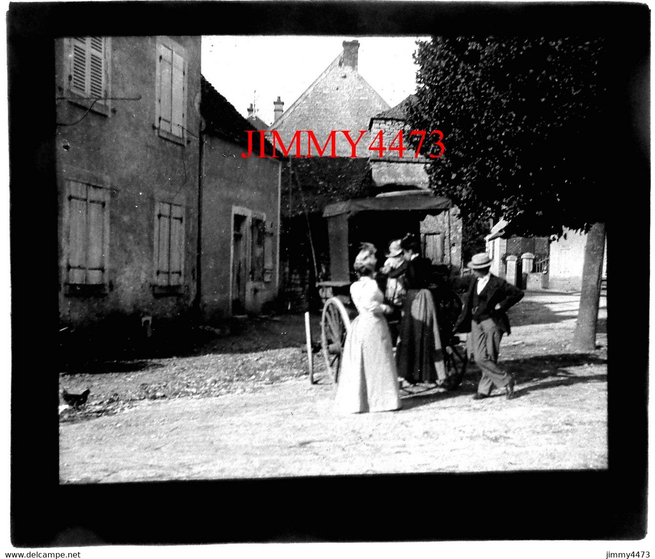 Plaque De Verre - Un Groupe De Personnes Montant Dans Une Vieille Diligence, Village à Identifier - Taille 85 X 100 Mlls - Glass Slides