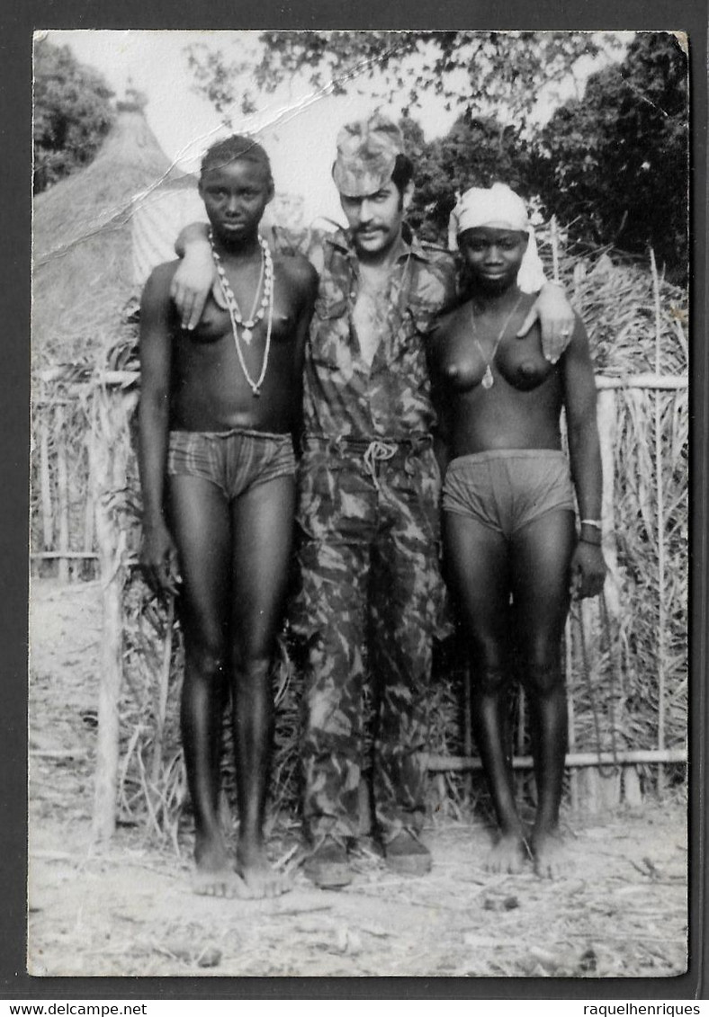 PHOTO PORTUGUESE COLONIAL WAR - FOTO GUERRA ULTRAMAR - GUINE - SOLDADO - NUDE (IT#5437) - Afrique