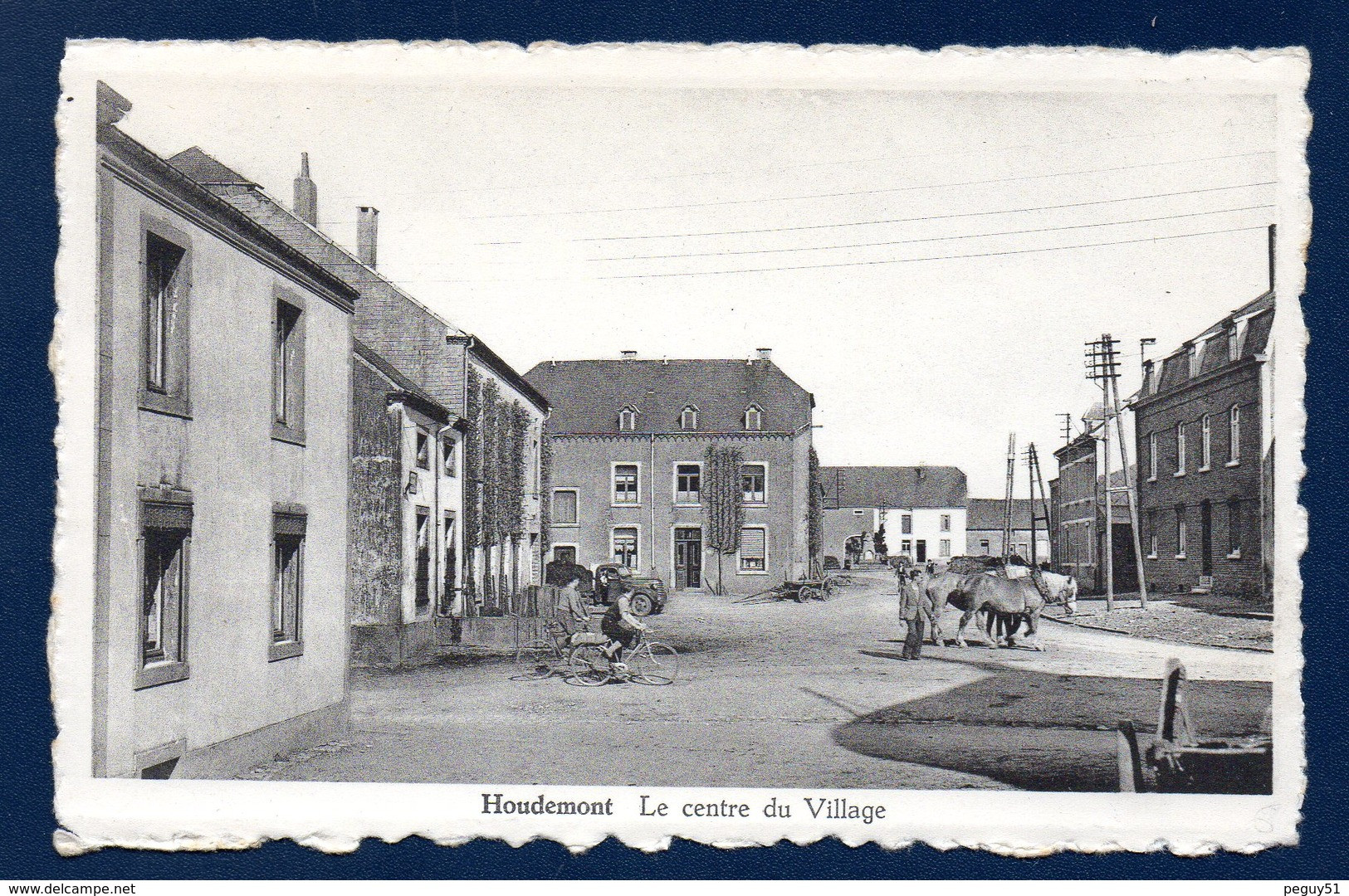 Houdemont (Habay). Le Centre Du Village, Au Fond Le  Monument Aux Morts - Habay