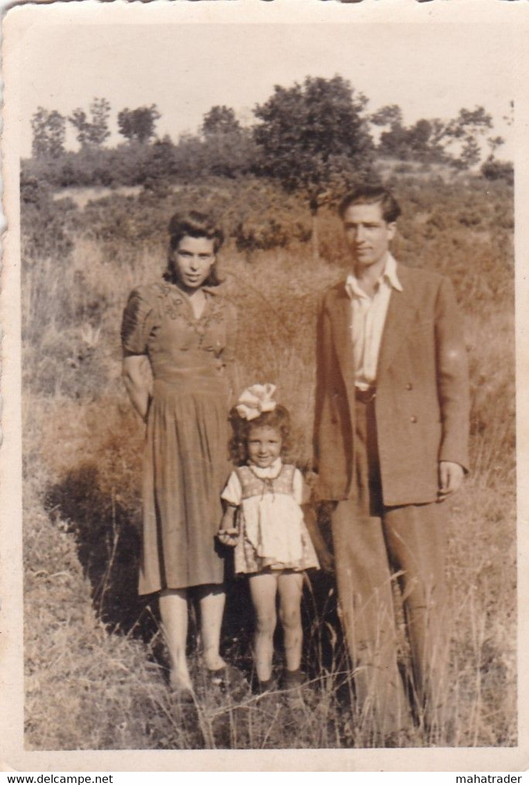 Old Original Photo - Little Girl With Her Parents In The Open - 1951 - Ca. 8.5x6.5 Cm - Anonieme Personen