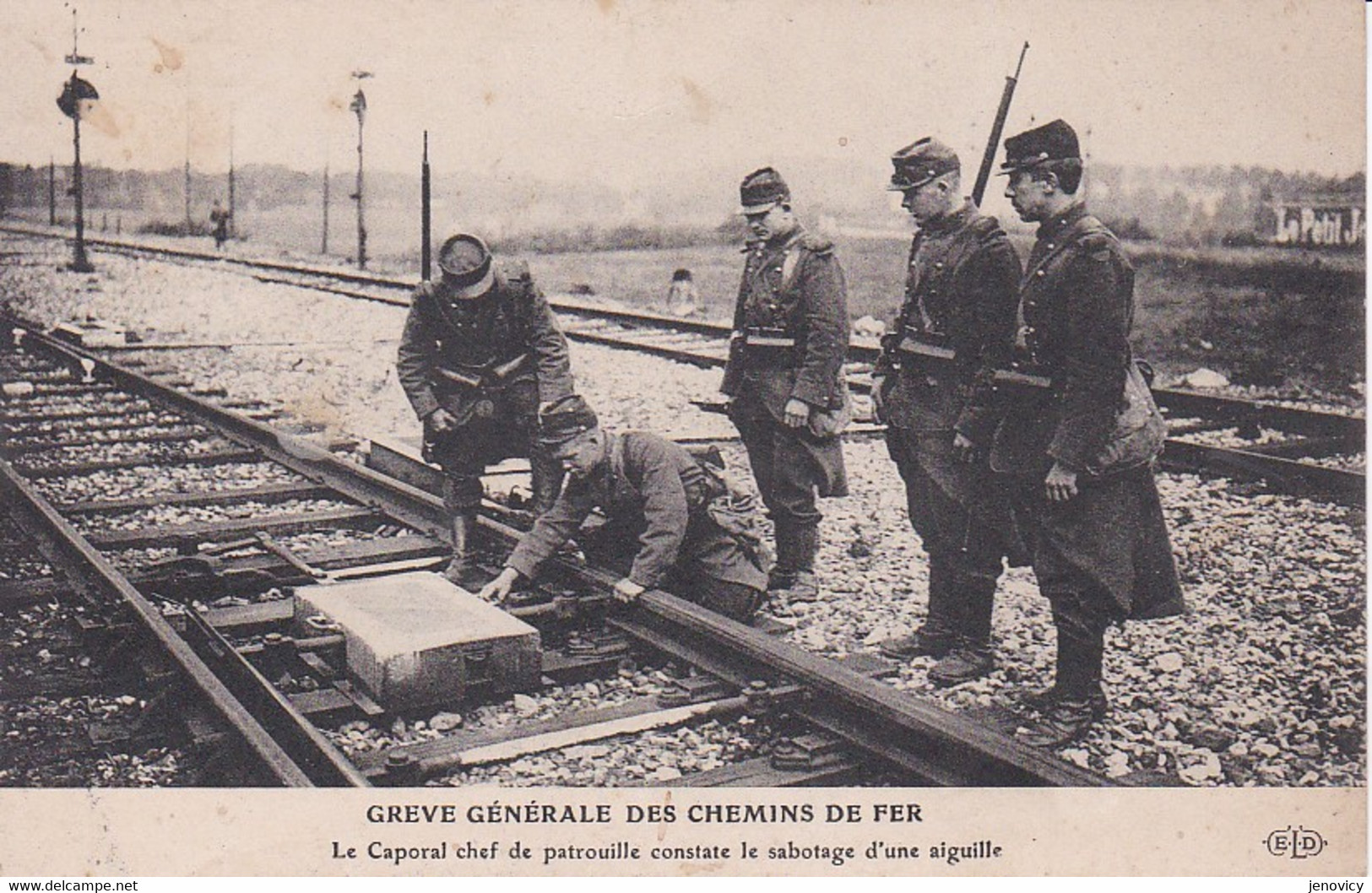 GREVE GENERALE DES CHEMINS DE FER CAPORAL CHEF DE PATROUILLE CONSTATE LE SABOTAGE D'UNE AIGUILLE     REF 72690 - Streiks