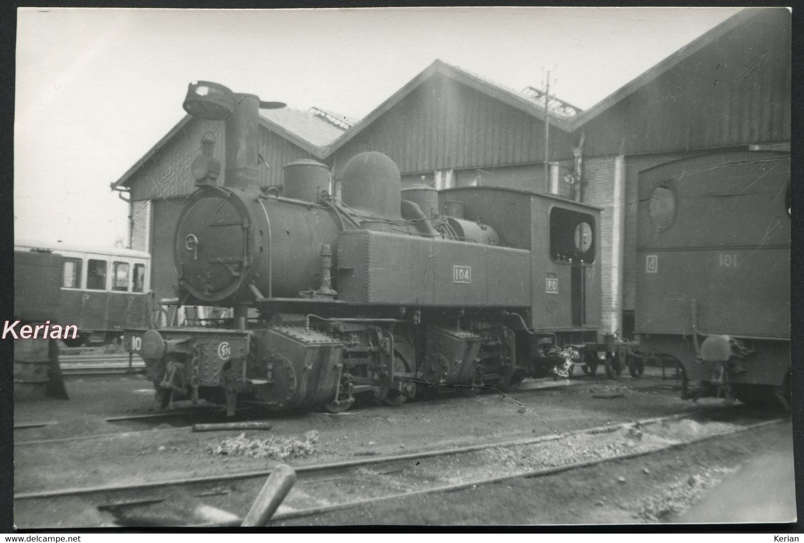 Photo - Corrèze - Plusieurs Machines à Vapeur Du POC - Mallet N°104 Et N° 101 Au Dépôt (Tulle?) - Voir 2 Scans - Treni