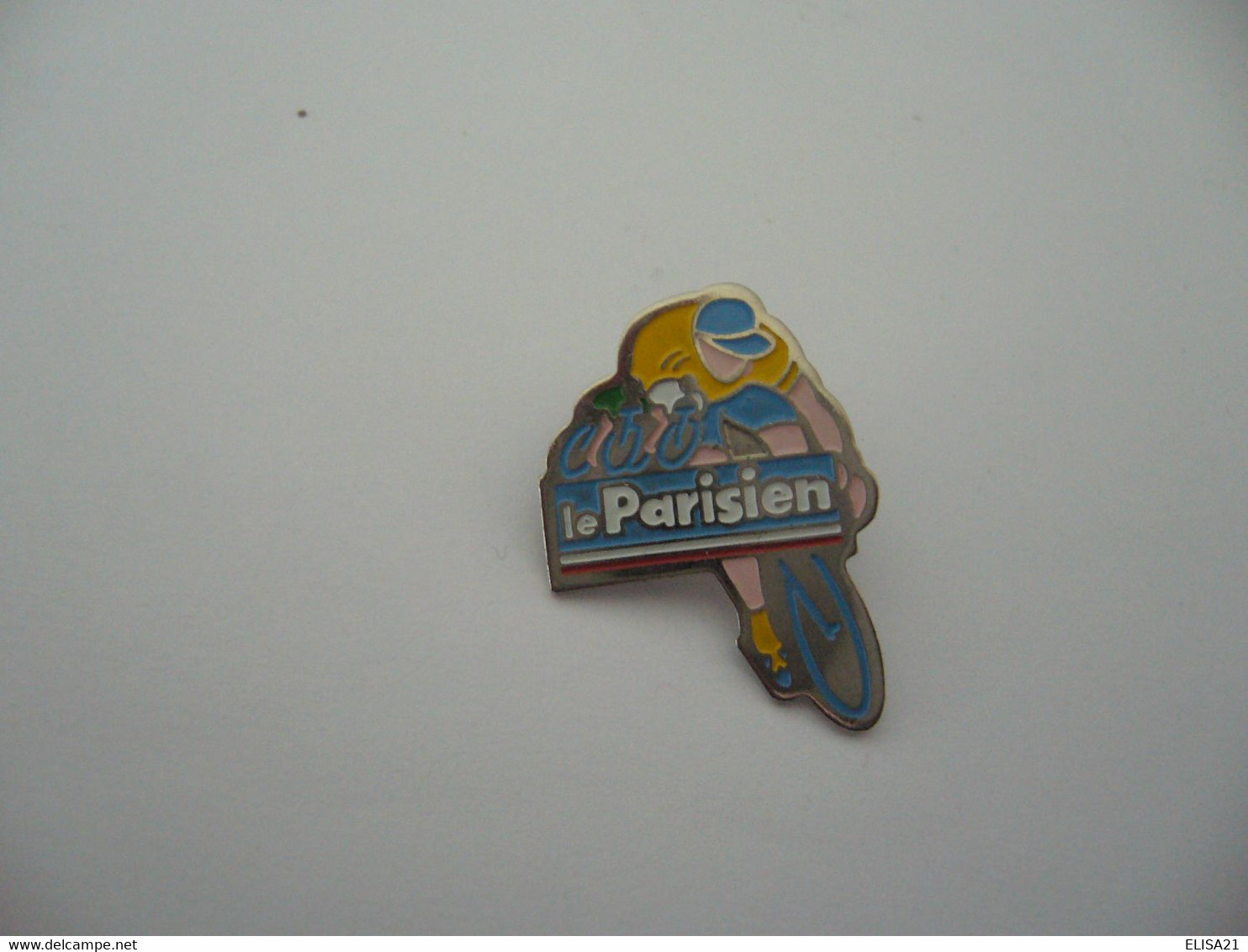 PIN'S PINS PIN PIN’s ピンバッジ LE PARISIEN - Cyclisme