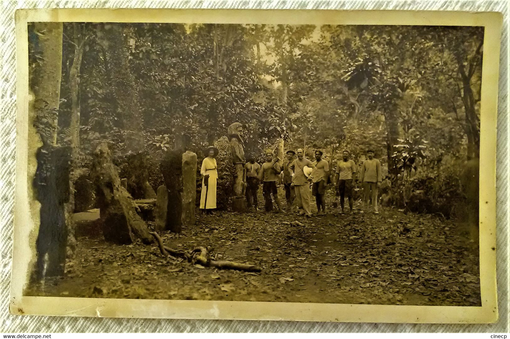 SUPERBE CPA CARTE PHOTO AUSTRALIE - Photographie D'un Groupe Aborigène Près De Sculptures En Pierre - EMPIRE - Aborigènes